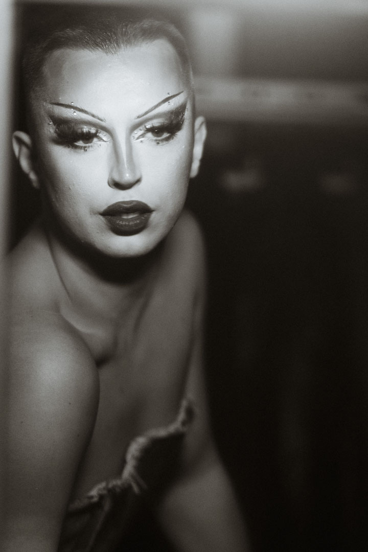 Rox Monroe — drag performer studio portrait with gel lighting, Rotterdam 2025 — Luca van Ruiten
