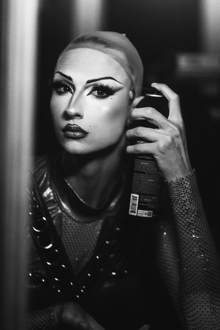 Hyon Metz — drag performer portrait, gel lighting studio session Rotterdam 2025 — Luca van Ruiten