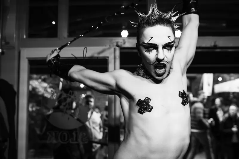 Performer met een zweep tijdens een show, zwart-wit